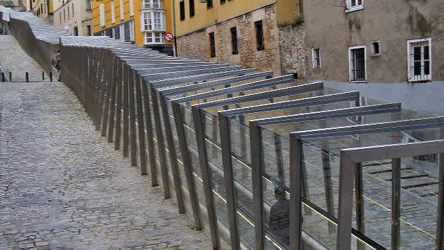Fotografía de Diseño Urbano-Paisajismo. Ex-Aequo 1. RAMPAS MÓVILES EN CENTRO HISTORICO. (VITORIA)